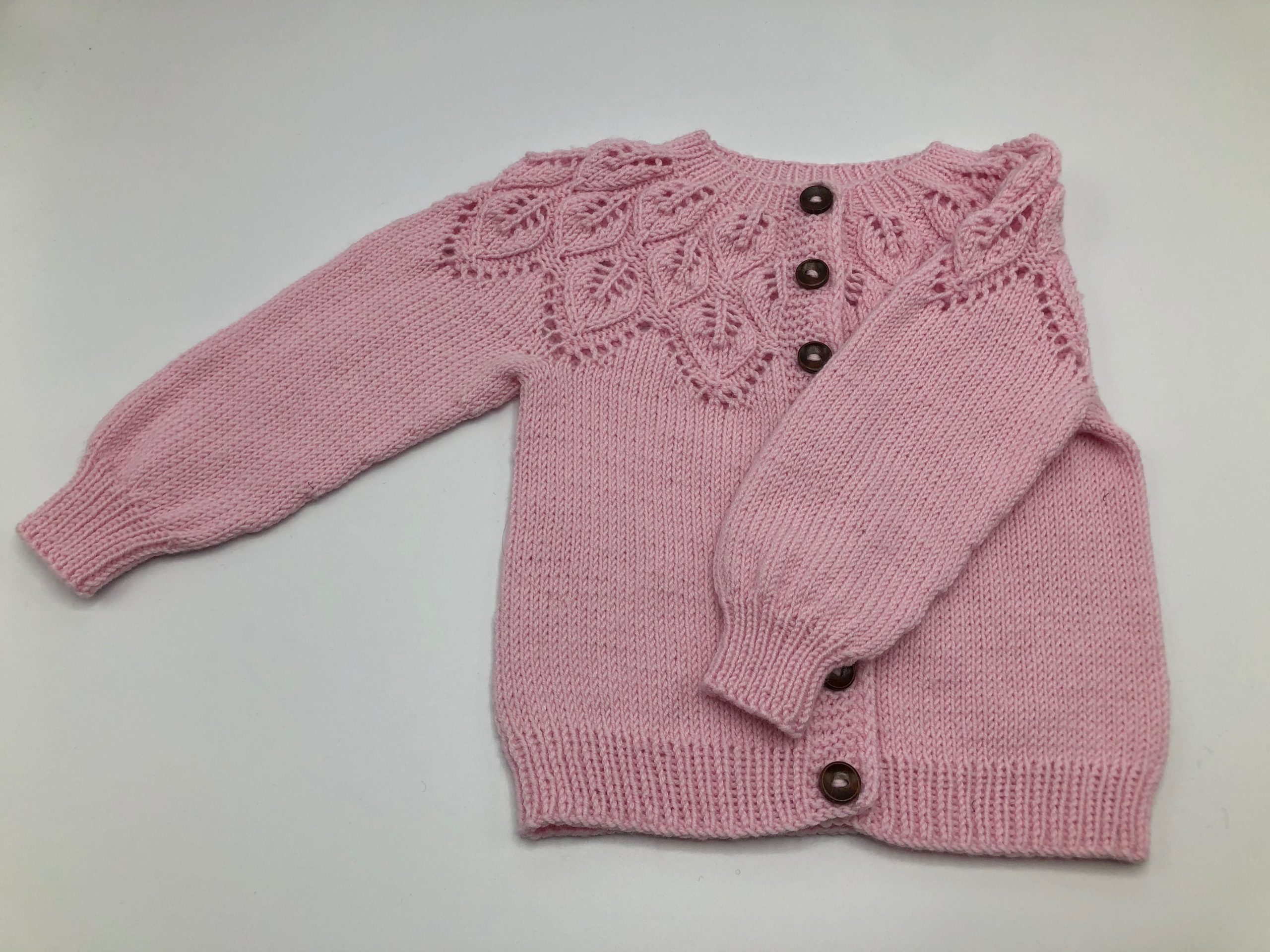 Ellu peysa með laufmynstri, hneppt að framan -sérpöntun