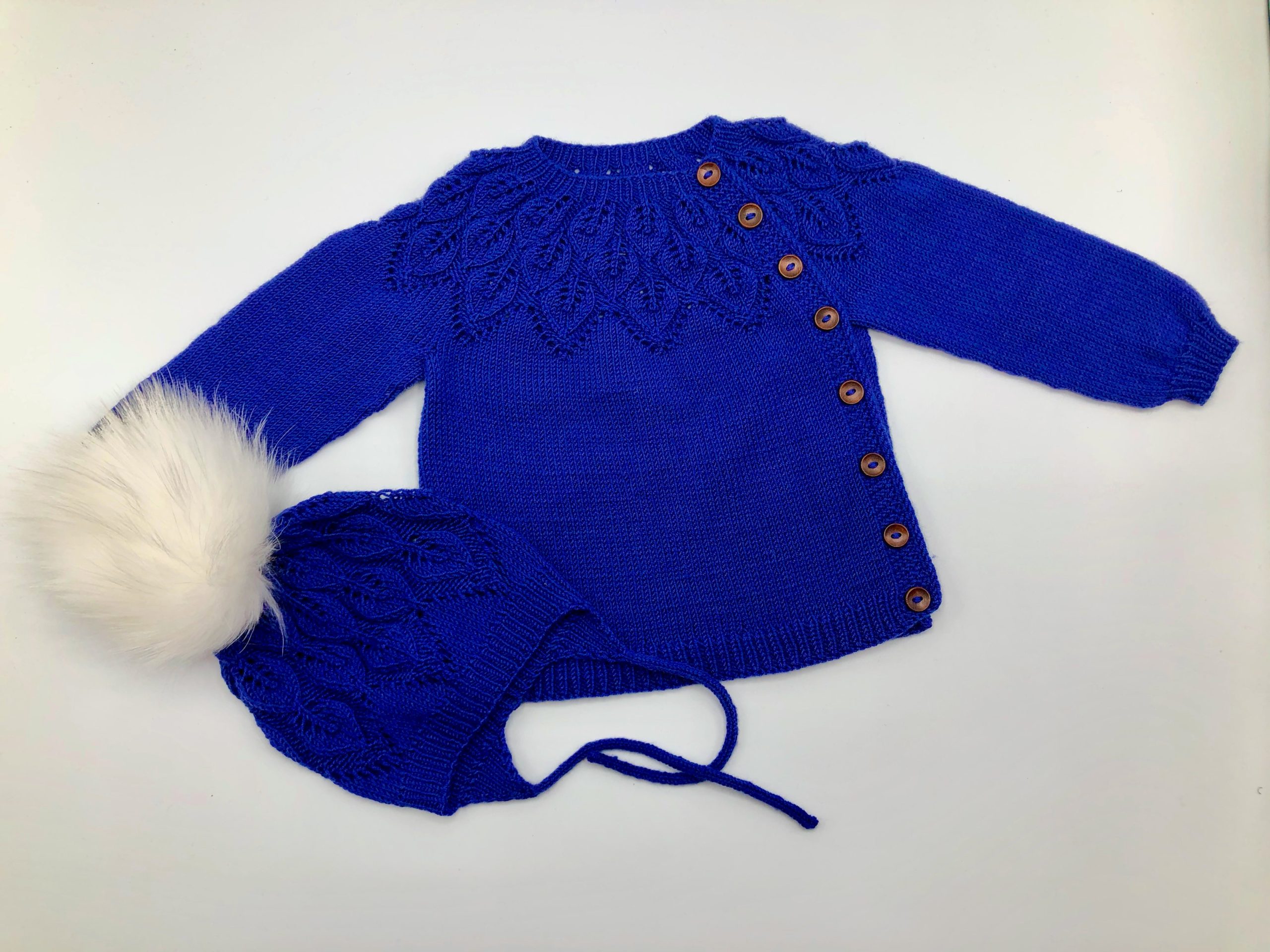 Ellu Peysa með laufmynstri hneppt á hlið og húfa-sérpöntun