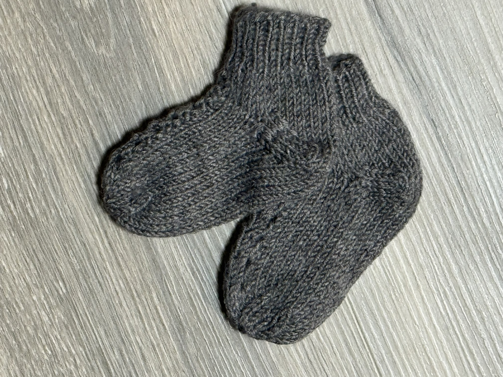 Heimferðarsett Hringsins sett með buxum-prjónauppskrift - Image 18