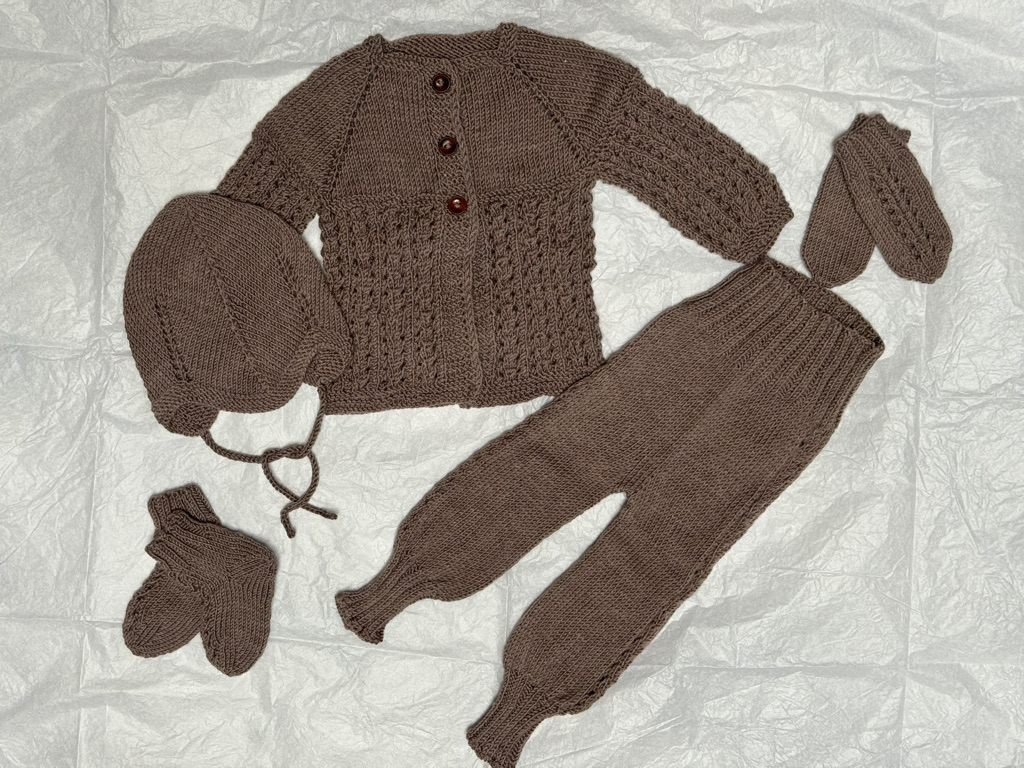 Heimferðarsett Hringsins sett með buxum-prjónauppskrift - Image 25