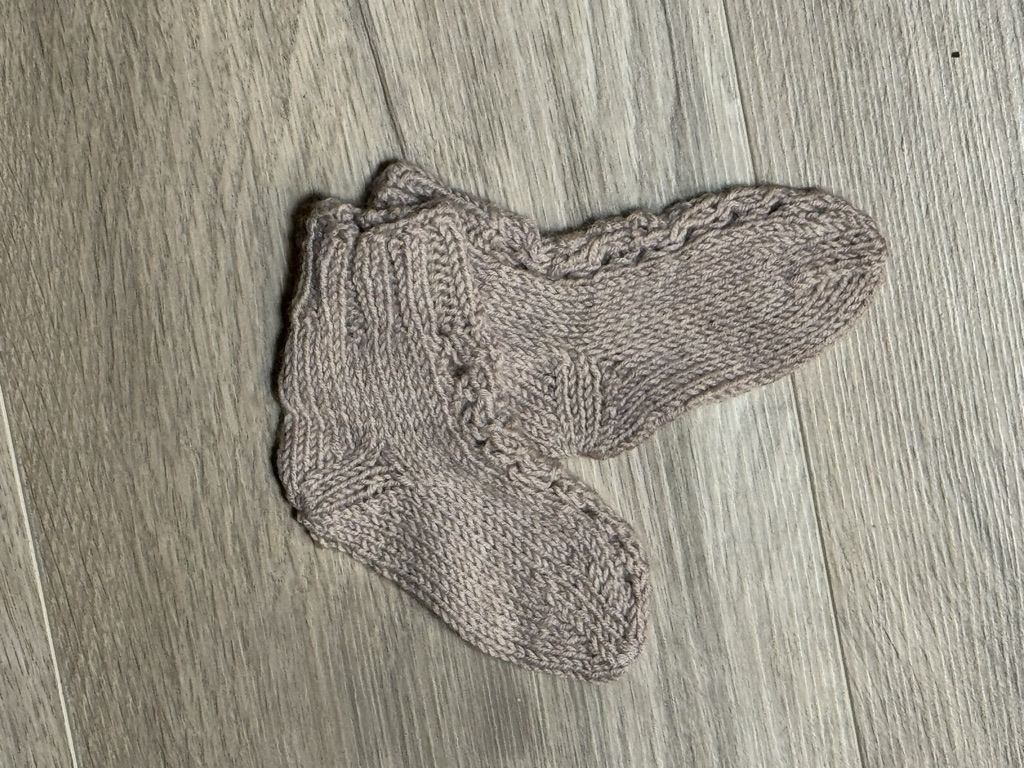 Heimferðarsett Hringsins sett með buxum-prjónauppskrift - Image 23