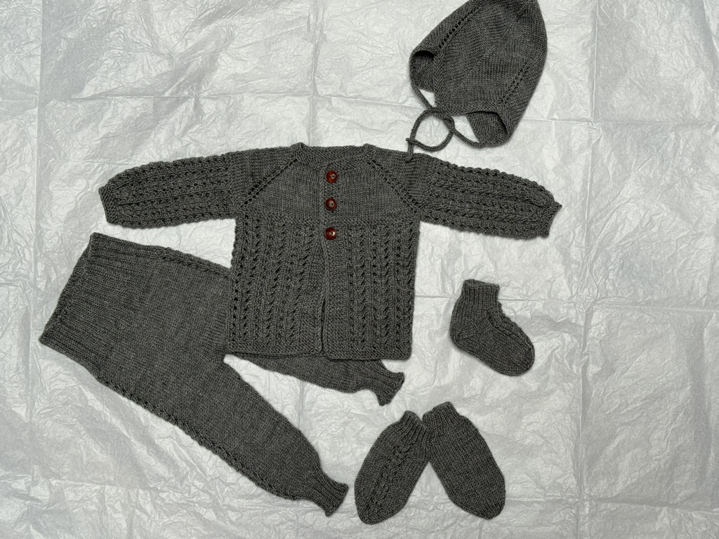 Heimferðarsett Hringsins sett með buxum-prjónauppskrift - Image 42