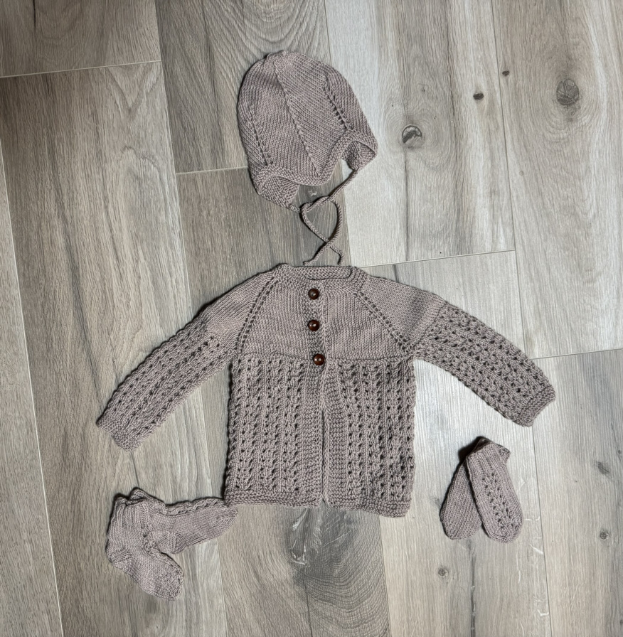 Heimferðarsett Hringsins sett með buxum-prjónauppskrift - Image 16