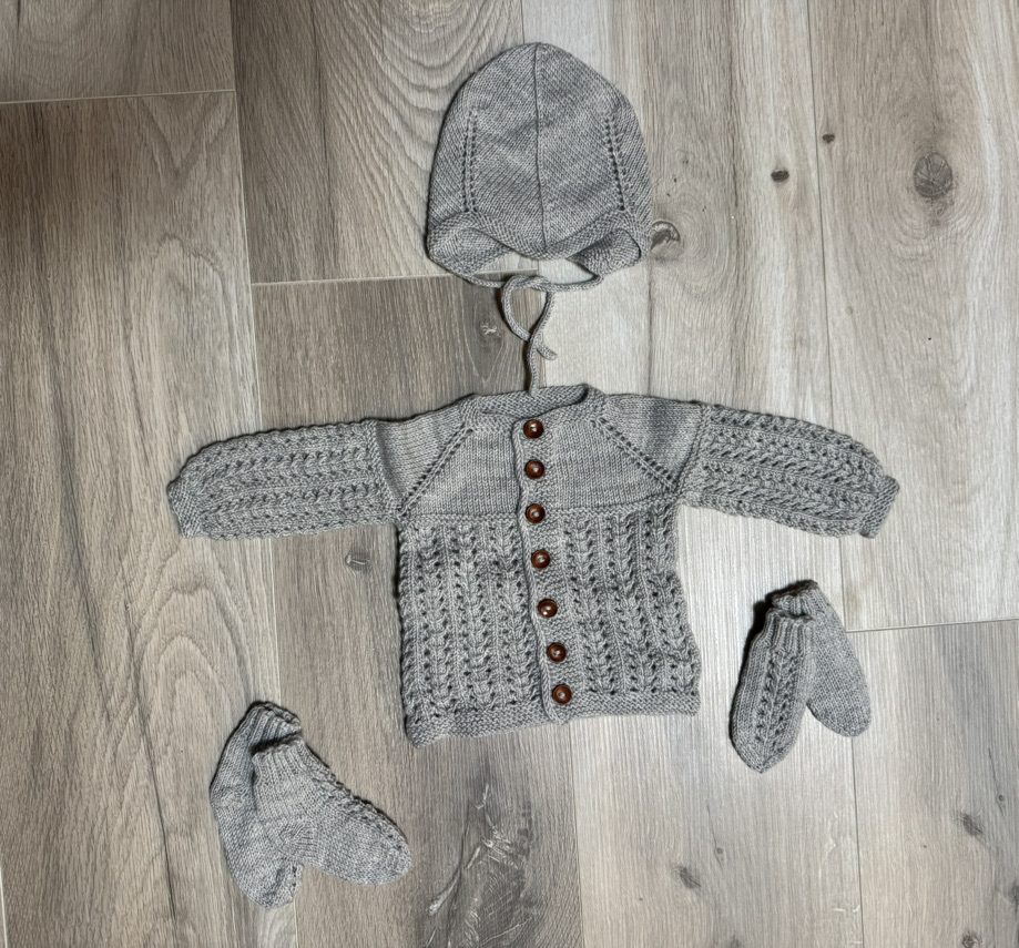 Heimferðarsett Hringsins sett með buxum-prjónauppskrift - Image 40