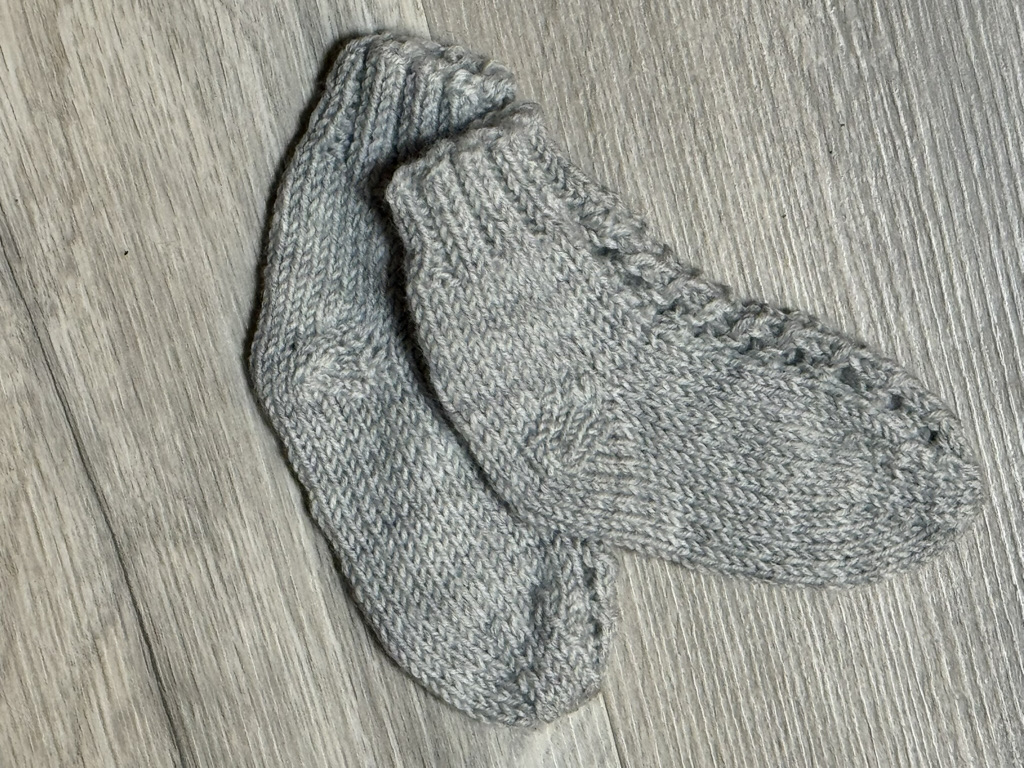 Heimferðarsett Hringsins sett með buxum-prjónauppskrift - Image 28